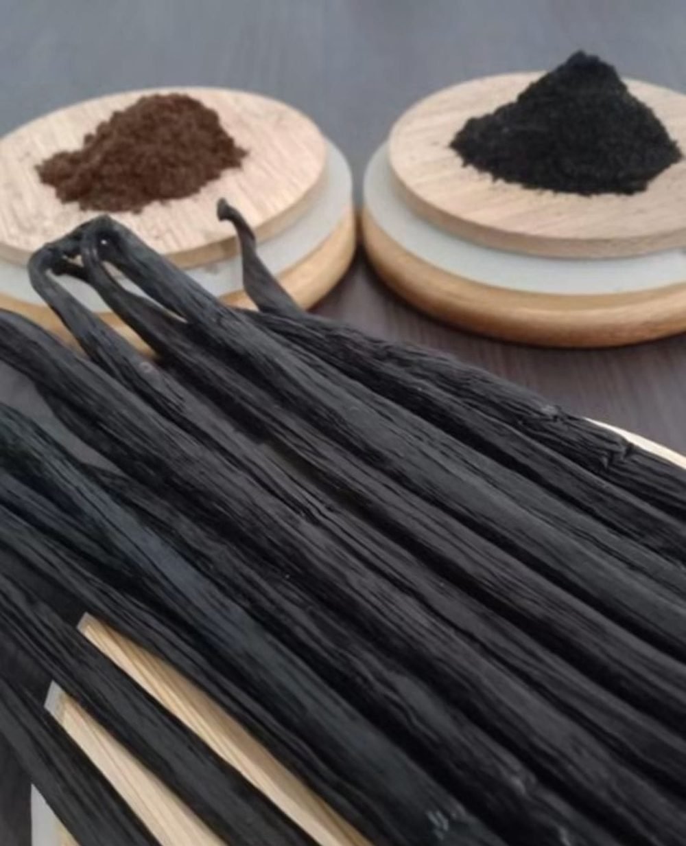 Vanilla beans with vanilla powder